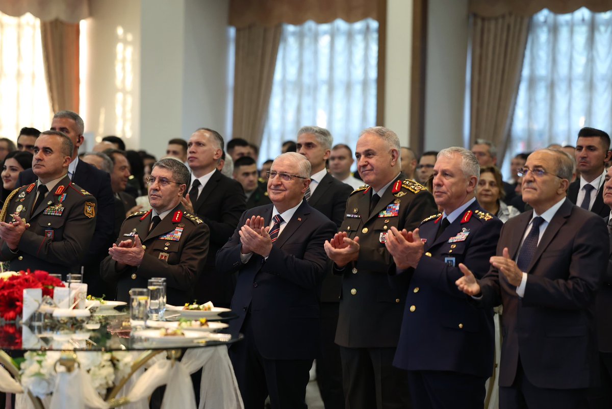 Millî Savunma Bakanı Yaşar Güler; beraberinde Genelkurmay Başkanı Orgeneral Metin Gürak, Kara Kuvvetleri Komutanı Orgeneral Selçuk Bayraktaroğlu, Hava Kuvvetleri Komutanı Orgeneral Ziya Cemal Kadıoğlu ve Bakan Yardımcısı Şuay Alpay ile Azerbaycan Silahlı Kuvvetler Günü