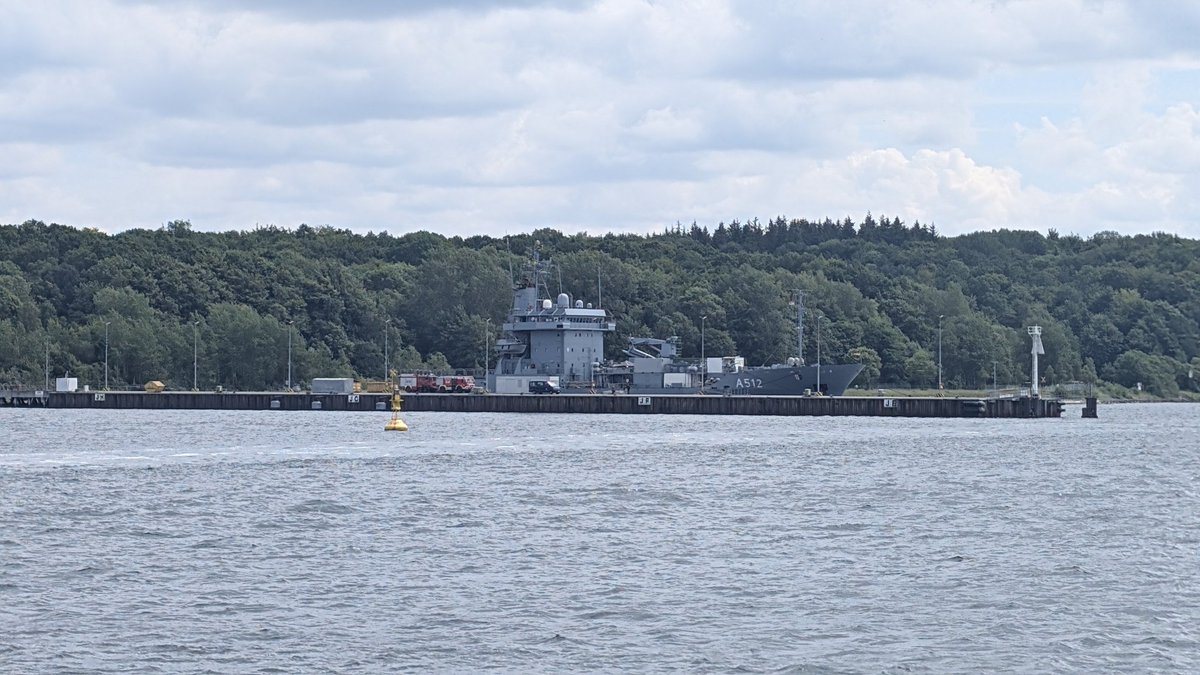 HMS_Smiter's tweet image. Nice to see A512 again today after our SURFEX during #BALTOPS25 👋 Hopefully we get a chance to get the Ship's Companies together during #KielerWoche. @RoyalNavy @deutschemarine #NATOFirst #SmallShipsBigImpact