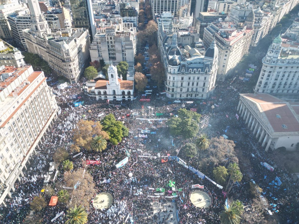 "Pueden encerrarme a mí, pero no pueden encerrar a todo el pueblo argentino".
Cristina Fernández de Kirchner.