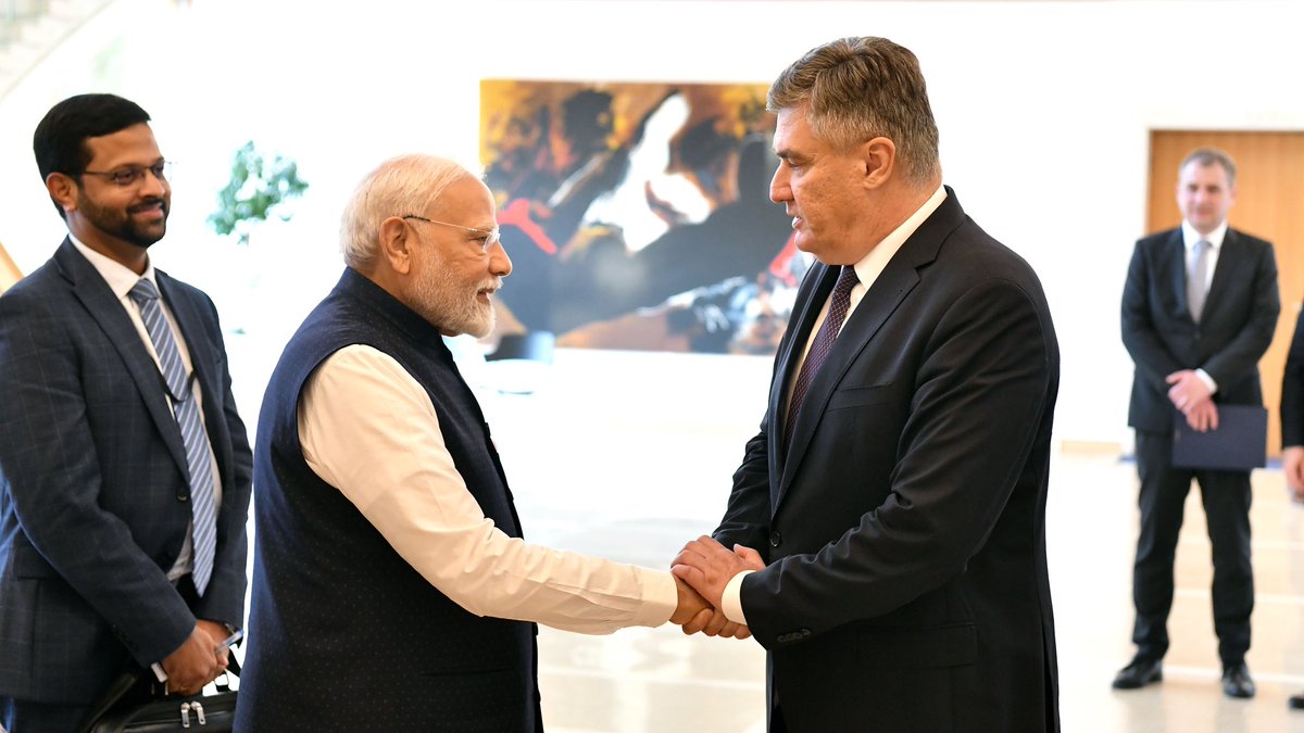 Ured predsjednika RH (@ured_prh) on Twitter photo Predsjednik Republike Zoran Milanović primio je danas na Pantovčaku predsjednika Vlade Republike Indije Narendru Modija koji boravi u službenom posjetu Republici Hrvatskoj. <a href="/narendramodi/">Narendra Modi</a> 🇭🇷🤝🏽🇮🇳 Predsjednik Republike Zoran Milanović primio je danas na Pantovčaku predsjednika Vlade Republike Indije Narendru Modija koji boravi u službenom posjetu Republici Hrvatskoj. <a href="/narendramodi/">Narendra Modi</a> 🇭🇷🤝🏽🇮🇳