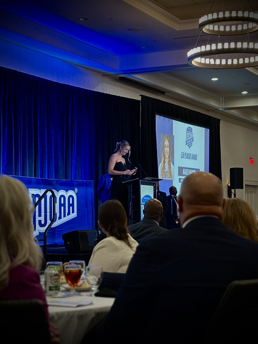Another huge congratulations to our very own Mairen Mannon, recipient of this year’s Lea Plarski Award! Mairen was honored yesterday in Charlotte for her outstanding sportsmanship, leadership, community service, and academic achievement throughout her time as a Hawk.🦅🏆