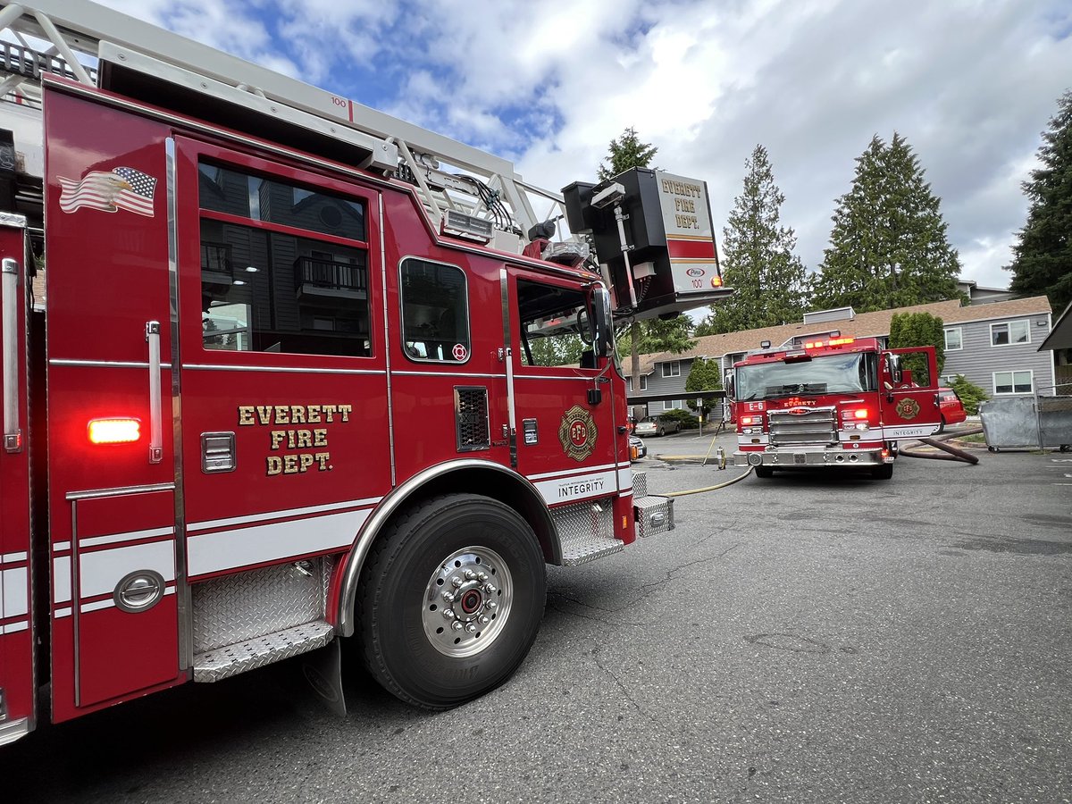 Just before 11:00 a.m., EFD responded to  Shilo Village Apartments, 1926 W Casino Rd, for an apartment fire. FFs quickly extinguished the 🔥 that was mostly on the exterior before it could spread. There were no injuries. The cause of the 🔥 is under investigation. 

#EverettFire