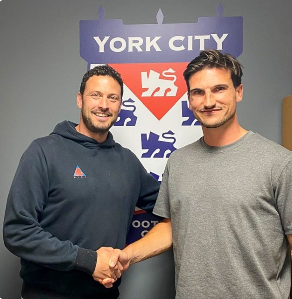 York City France 🇫🇷 (@yorkcityfrance) on Twitter photo 🃏 Nouvelle signature à York.
Ashley Palmer, 32 ans, défenseur central 🏴 en provenance de <a href="/ChesterfieldFR/">Chesterfield France 🇫🇷</a> vient renforcer la défense. Il va apporter son expérience. Il sort d'une belle saison en League Two avec 15 matchs titulaires. Signature de qualité encore ✅️ 🃏 Nouvelle signature à York.
Ashley Palmer, 32 ans, défenseur central 🏴 en provenance de <a href="/ChesterfieldFR/">Chesterfield France 🇫🇷</a> vient renforcer la défense. Il va apporter son expérience. Il sort d'une belle saison en League Two avec 15 matchs titulaires. Signature de qualité encore ✅️