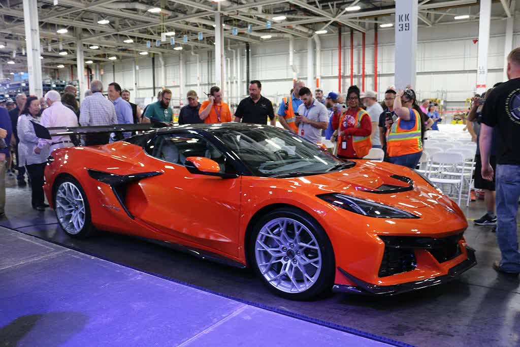 [VIDEO] Watch the Reveal of the 2026 Corvette ZR1X from the Corvette Assembly Plant corvetteblogger.com/2025/06/18/vid… #Corvette #ZR1X