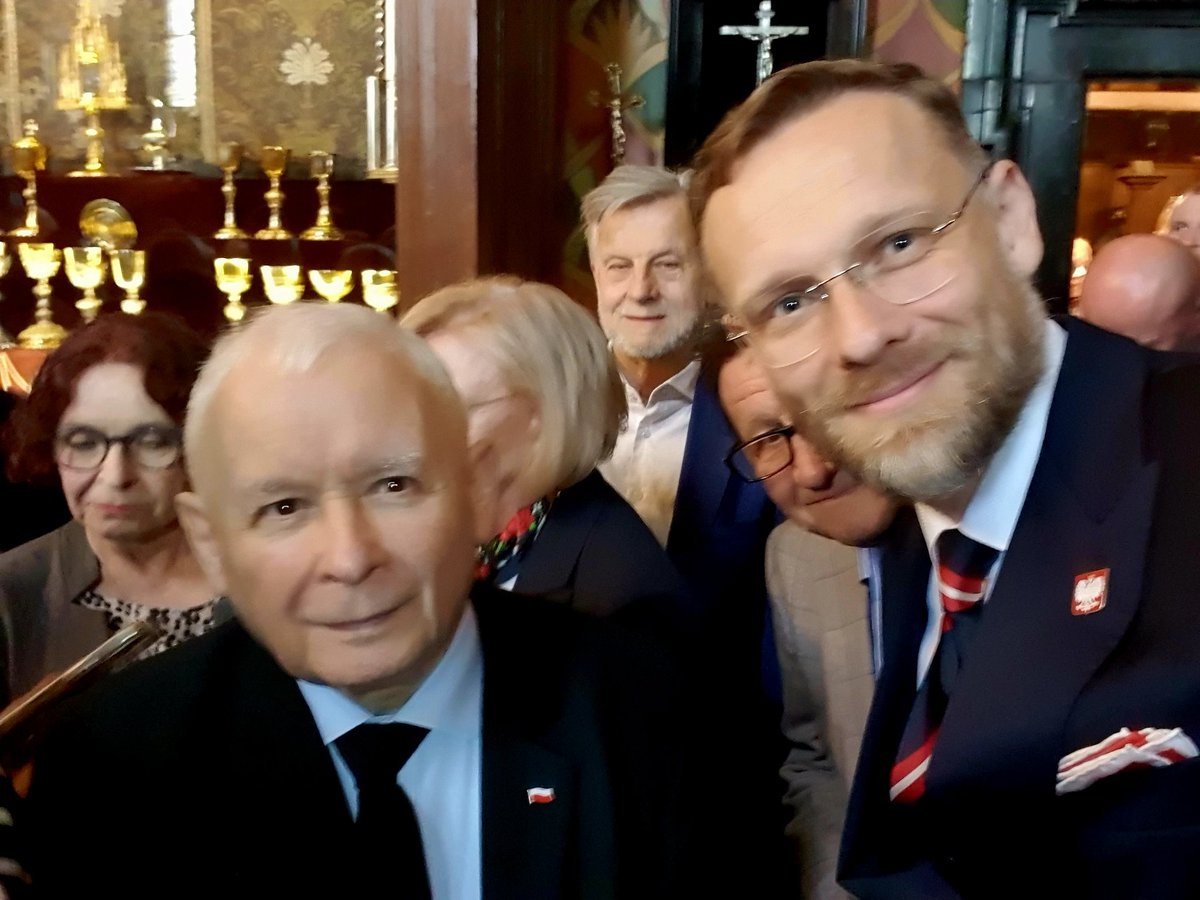 Zbigniew Bogucki🇵🇱 (@boguckizbigniew) on Twitter photo 🔵 Dzisiaj 76. urodziny Prezesa Jarosława Kaczyńskiego.
💯 lat Panie Premierze i wielu sukcesów w służbie Polsce🇵🇱
🔵 Dziś także wspominaliśmy w Katedrze Wawelskiej śp. Prezydenta RP Lecha Kaczyńskiego.
<a href="/OficjalnyJK/">Jarosław Kaczyński</a> 🔵 Dzisiaj 76. urodziny Prezesa Jarosława Kaczyńskiego.
💯 lat Panie Premierze i wielu sukcesów w służbie Polsce🇵🇱
🔵 Dziś także wspominaliśmy w Katedrze Wawelskiej śp. Prezydenta RP Lecha Kaczyńskiego.
<a href="/OficjalnyJK/">Jarosław Kaczyński</a>