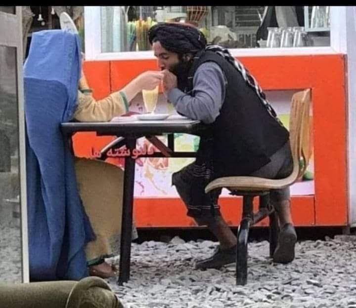 صرف دو چیزیں ہیں جو زندگی میں واقعی اہمیت رکھتی ہیں، ادب اور محبت..!

ڈیفنی کالوٹی