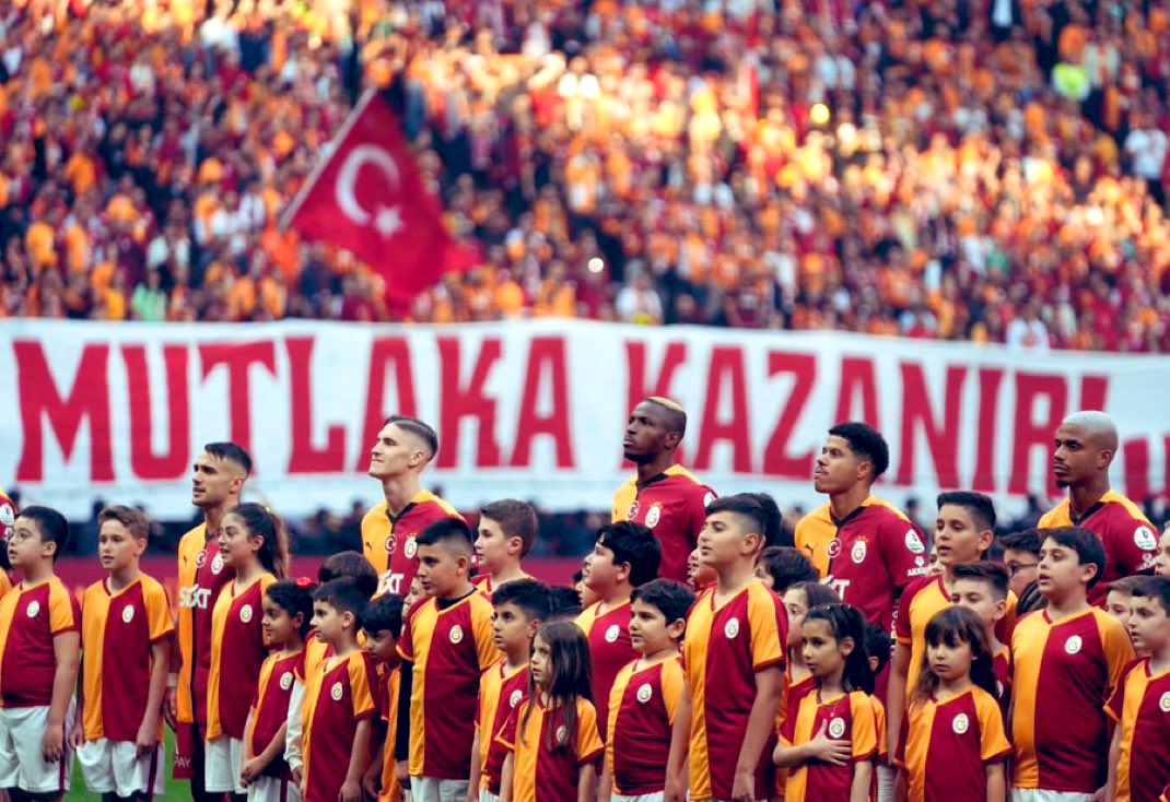 Komutan Victor Osimhen ve ordusu 🔥