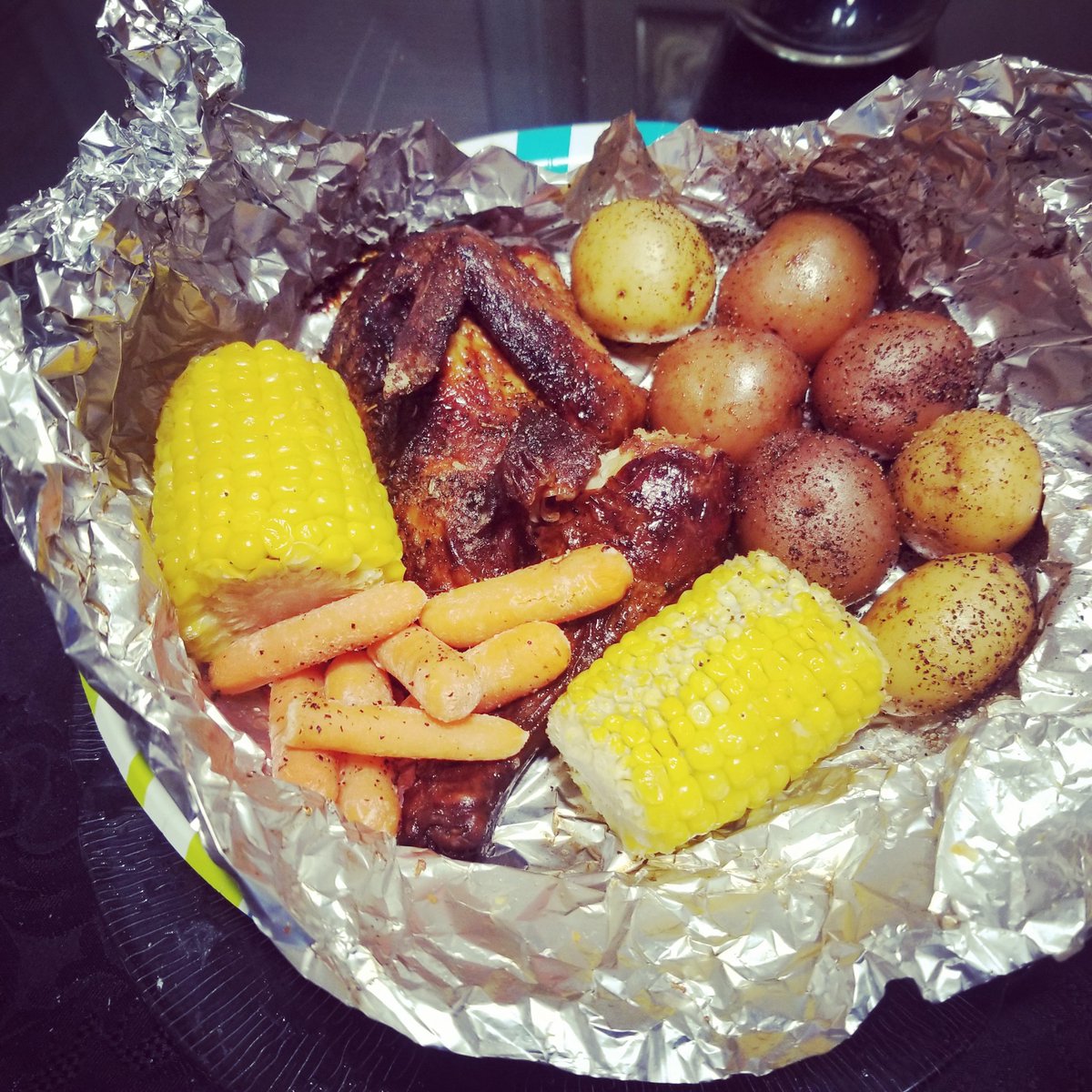 DaKount's tweet image. #Wednesdaydinner My homemade campfire meal. Roasted chicken with fingerling potatoes,  corn on the cob &amp;amp; carrots 🥔🥕🌽👍🏾😁
@RandiNaughton @sherylunderwood @CharlieMarlow_ @reneknottsports @andybankertv @DamonArnoldKMOV @kayquinn @AngelaWinbush7 @TravisCNews @chesterlampkin 💞😁