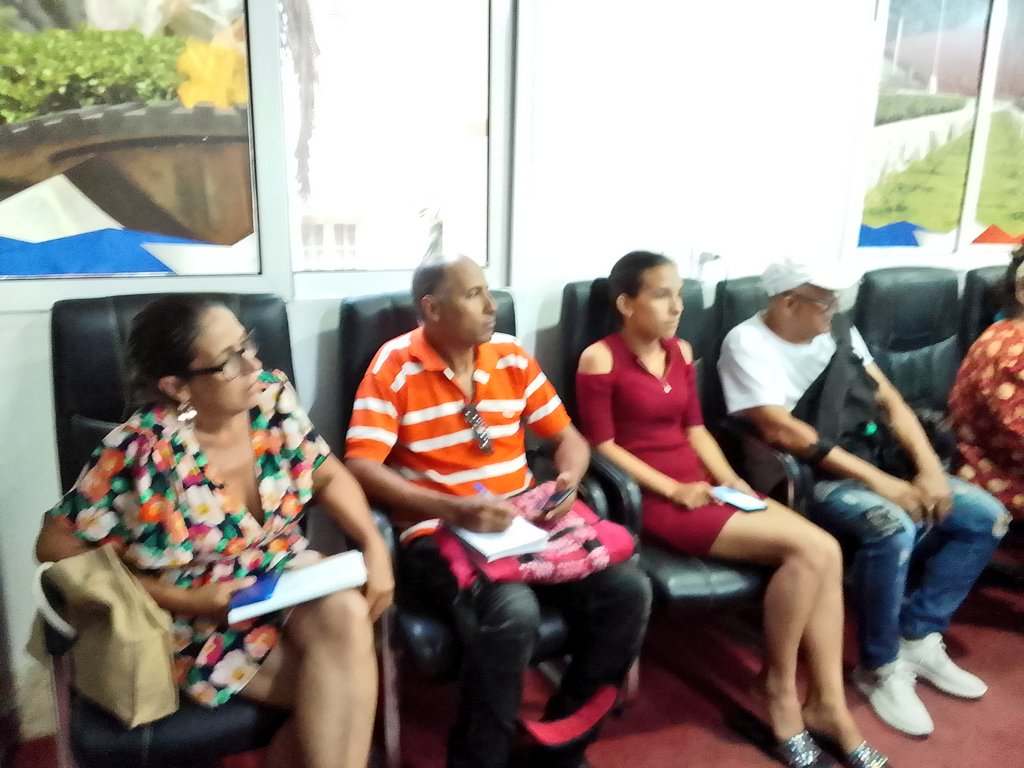 BeatrizJUrrutia's tweet photo. Sostuvimos un encuentro con periodistas, junto a @ManuelFalconH, gobernador de #SantiagoDeCuba, donde abordamos temas clave de la agenda pública: abasto de agua, la situación electroenergética, servicios de transporte y distribución de alimentos de la canasta familiar normada. https://t.co/KTf0sdjj1P