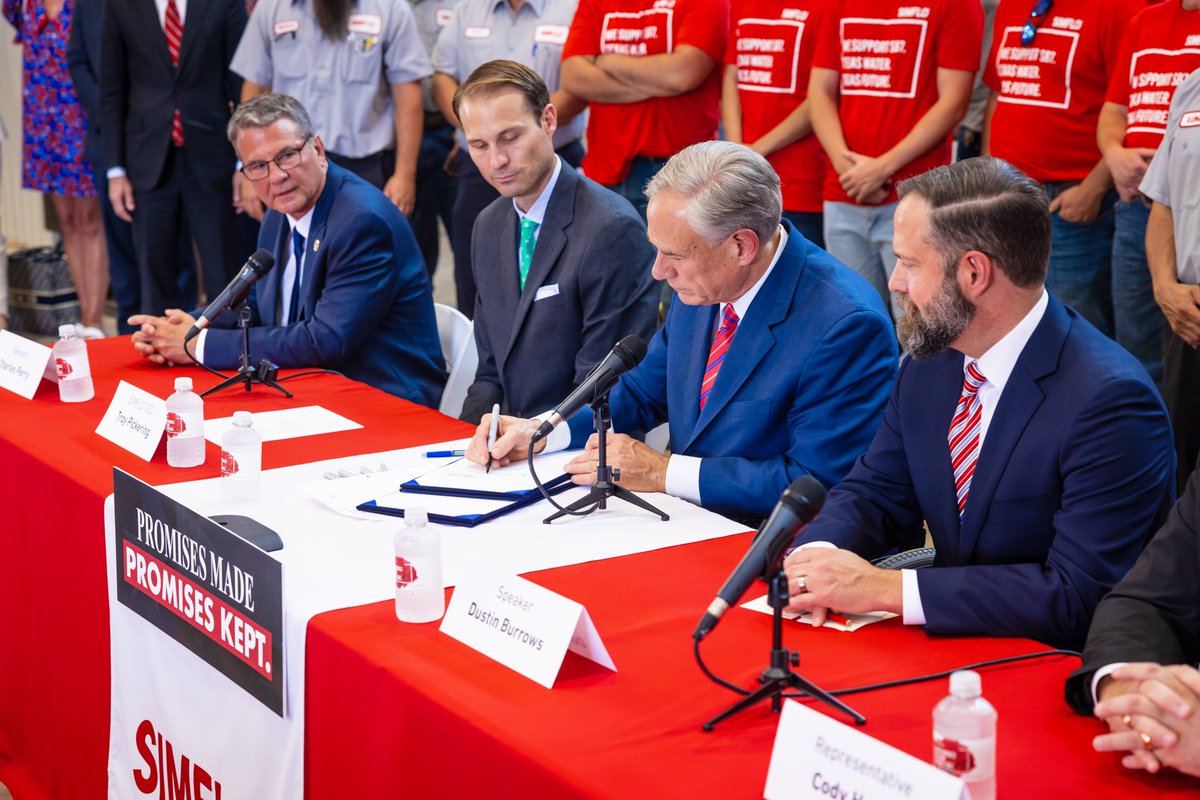 GovAbbottPress's tweet image. Today in Lubbock, Governor @GregAbbott_TX signed into law the largest generational water investment in Texas history.

This $20 BILLION investment will secure the future of water in Texas for generations to come.

More on the bill signing ceremony: bit.ly/3HLtWyB