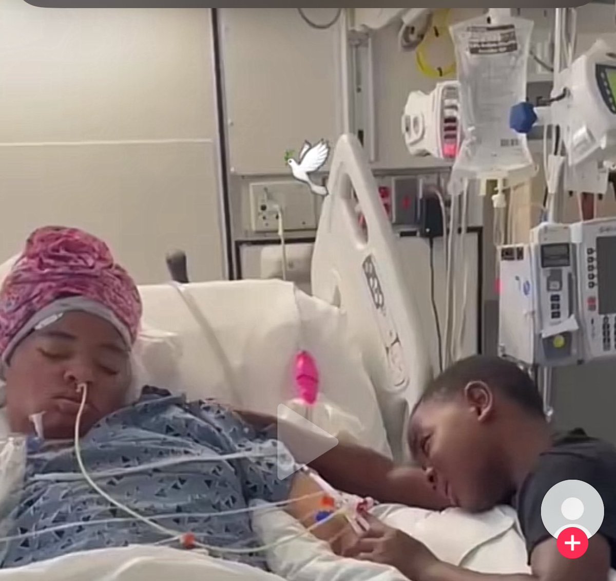 SuseeJacuzzii's tweet photo. @mayorofutopia_ @SheilaGreenfiel @kristinspurs She probably wanted to hold her first born son too. https://t.co/Pn2ZXu3AXS