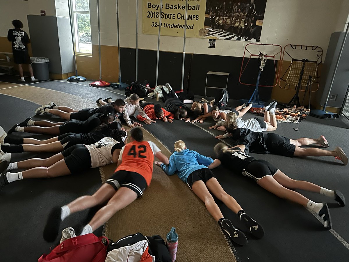 BG LADY HORNETS HOOPS (@bg_lady_hornets) on Twitter photo Power outage. Team hangs. π€πΌ
<a href="/TheHiveBGHS/">BGHS The Hive</a> Power outage. Team hangs. π€πΌ
<a href="/TheHiveBGHS/">BGHS The Hive</a>