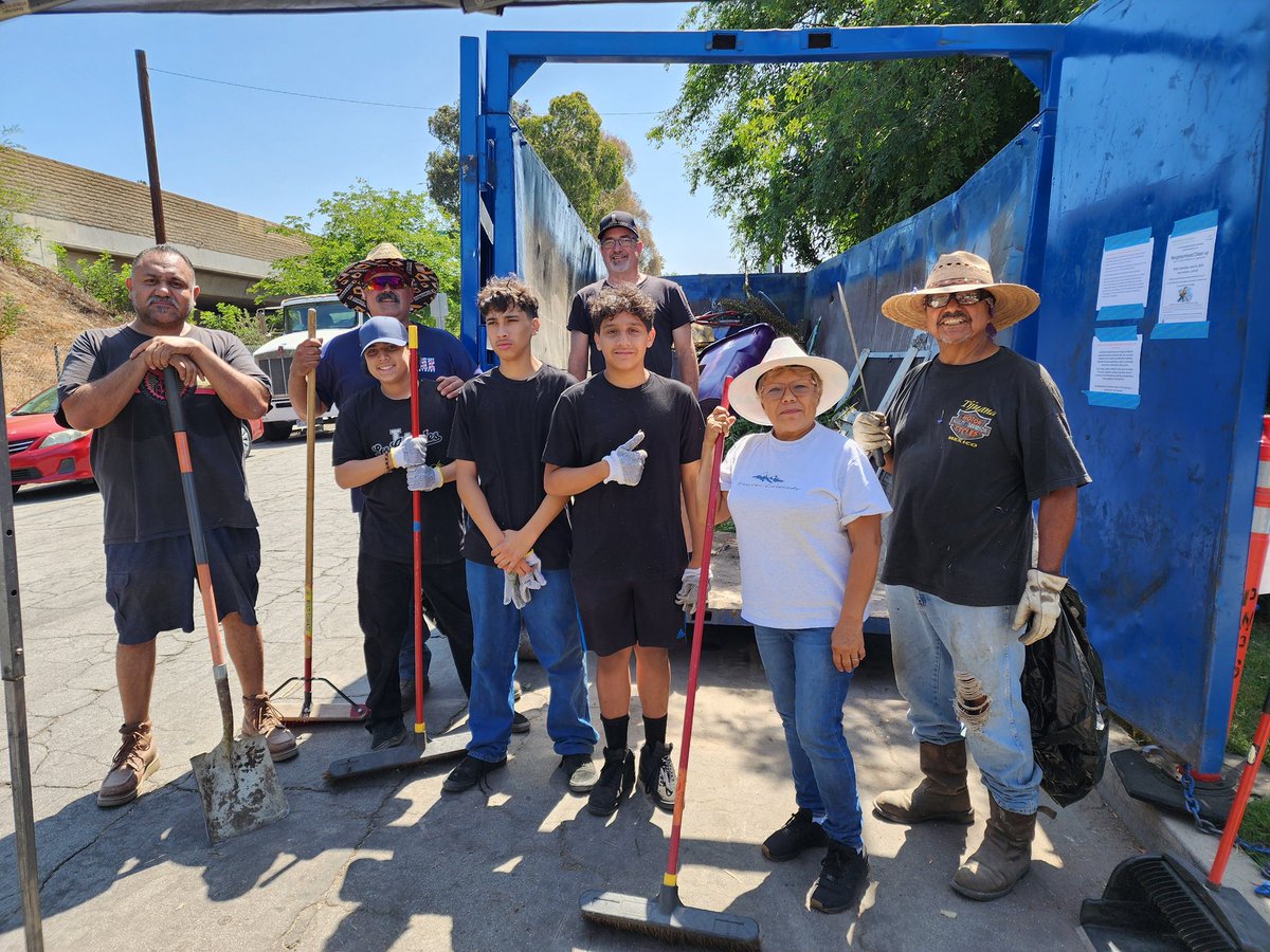 LongBeachBuilds's tweet photo. Shoutout to the residents and volunteers at Craftsman Village Historic District and 67th Street Neighborhood Watch for helping to #KeepLBClean! Thank you for making a difference! 💙♻️
 
Want to host your own clean-up? Call 562.570.6866! 
 
🔗 https://t.co/vVWDE9atfN https://t.co/HDFbIyonN2
