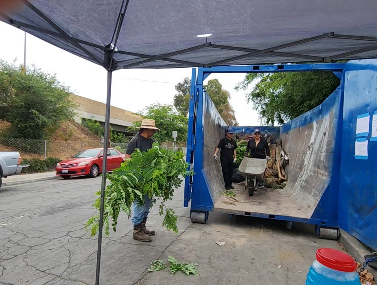 LongBeachBuilds's tweet photo. Shoutout to the residents and volunteers at Craftsman Village Historic District and 67th Street Neighborhood Watch for helping to #KeepLBClean! Thank you for making a difference! 💙♻️
 
Want to host your own clean-up? Call 562.570.6866! 
 
🔗 https://t.co/vVWDE9atfN https://t.co/HDFbIyonN2