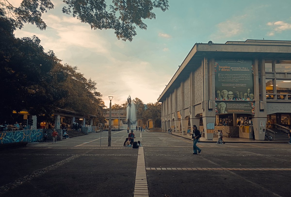 Estaba haciendo una tarde toda bonita en la plazoleta Barrientos de la <a href="/UdeA/">Universidad de Antioquia</a>