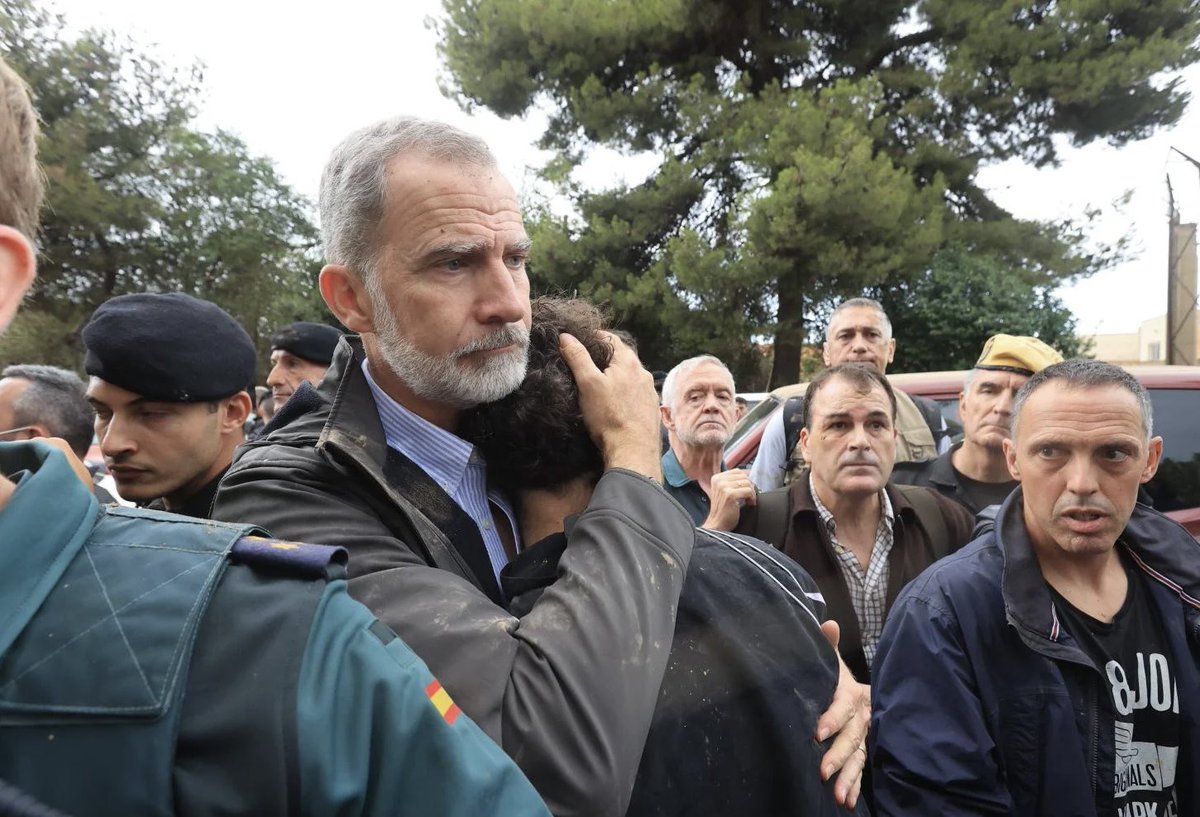11 años después, Felipe VI se puede pasear por cualquier calle de España entre el cariño de la gente y también cuando hay que dar la cara solo, porque la rata ha huído y toca pisar el barro para escuchar y abrazar a quienes lo han perdido todo. 
No hay Gobierno, pero hay Rey.