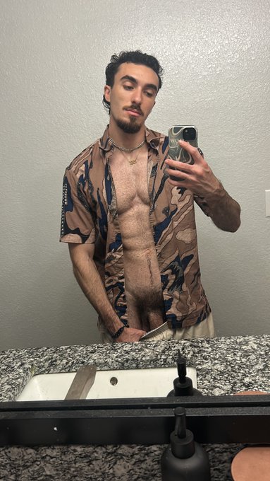 Watch Gino Zanetti's leaked NSFW photo on TwXstars