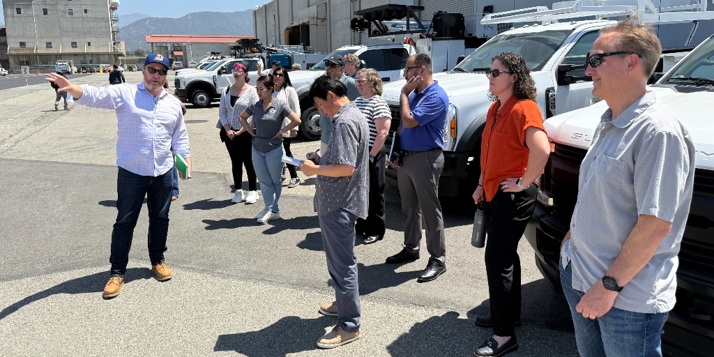 mwdh2o's tweet image. On June 17, we hosted @AirResources Mobile Source Division leaders at our Weymouth facility. Our teams showcased key fleet vehicles and discussed how they support operations, emergency response, and our shift toward zero-emission goals. #ClimateAction #ZeroEmissions