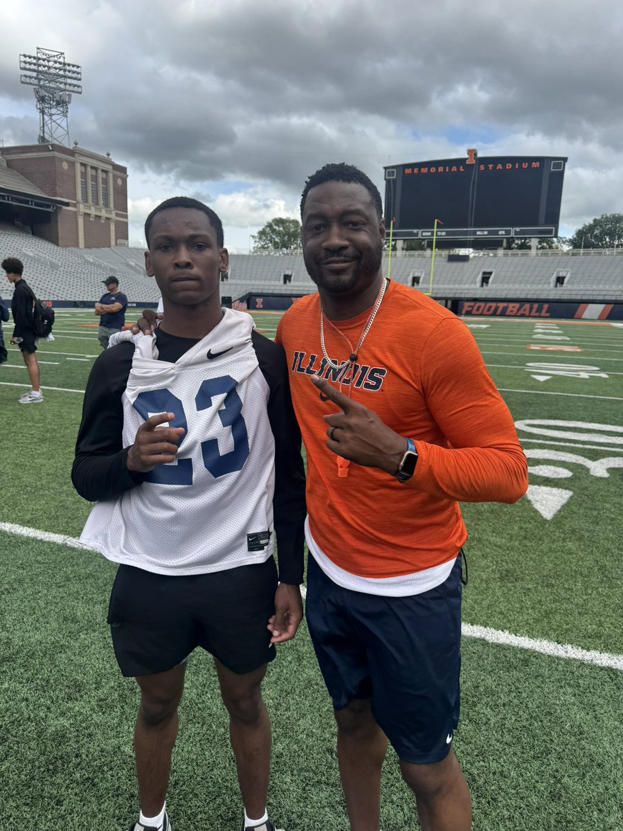 MJJR4_'s tweet image. had a good day in champaign @CoachCParker @Recruit2Illini @PrepRedzoneIL @IlliniFootball @EDGYTIM @SWiltfong_ @Bryan_Ault @247recruiting @BretBielema @GregSmithRivals
