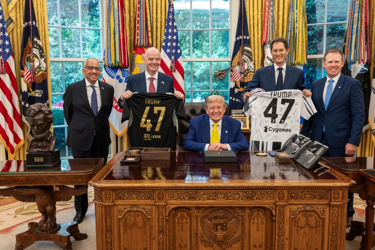 President Trump welcomes @JuventusFC to the Oval Office, where they proudly present him with a jersey. ⚽🇺🇸