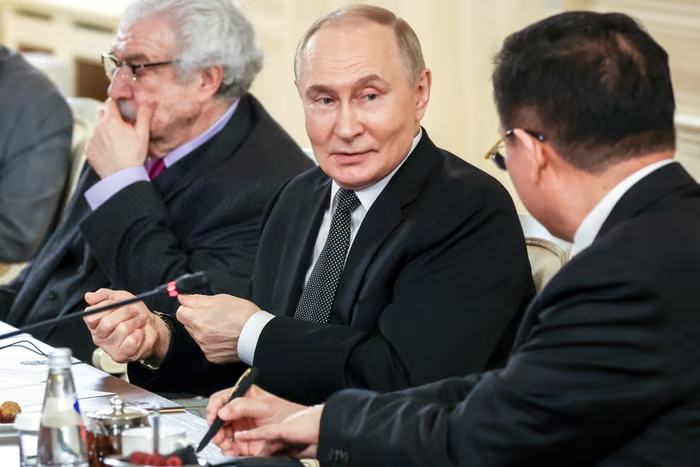 🚨🇷🇺🇮🇷 BREAKING: PUTIN DISMISSES U.S. TALK OF TARGETING KHAMENEI

Putin said he doesn’t “even want to discuss” the idea of the U.S. eliminating Iran’s Supreme Leader Ali Khamenei. 

When asked about the new strategic partnership between Russia and Iran, he clarified it “does not