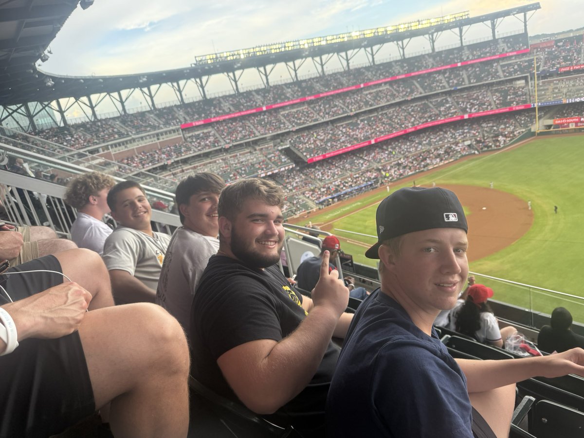 ZacBrayLex's tweet image. Trip to the Braves game w the Trojans during our OTA’s.