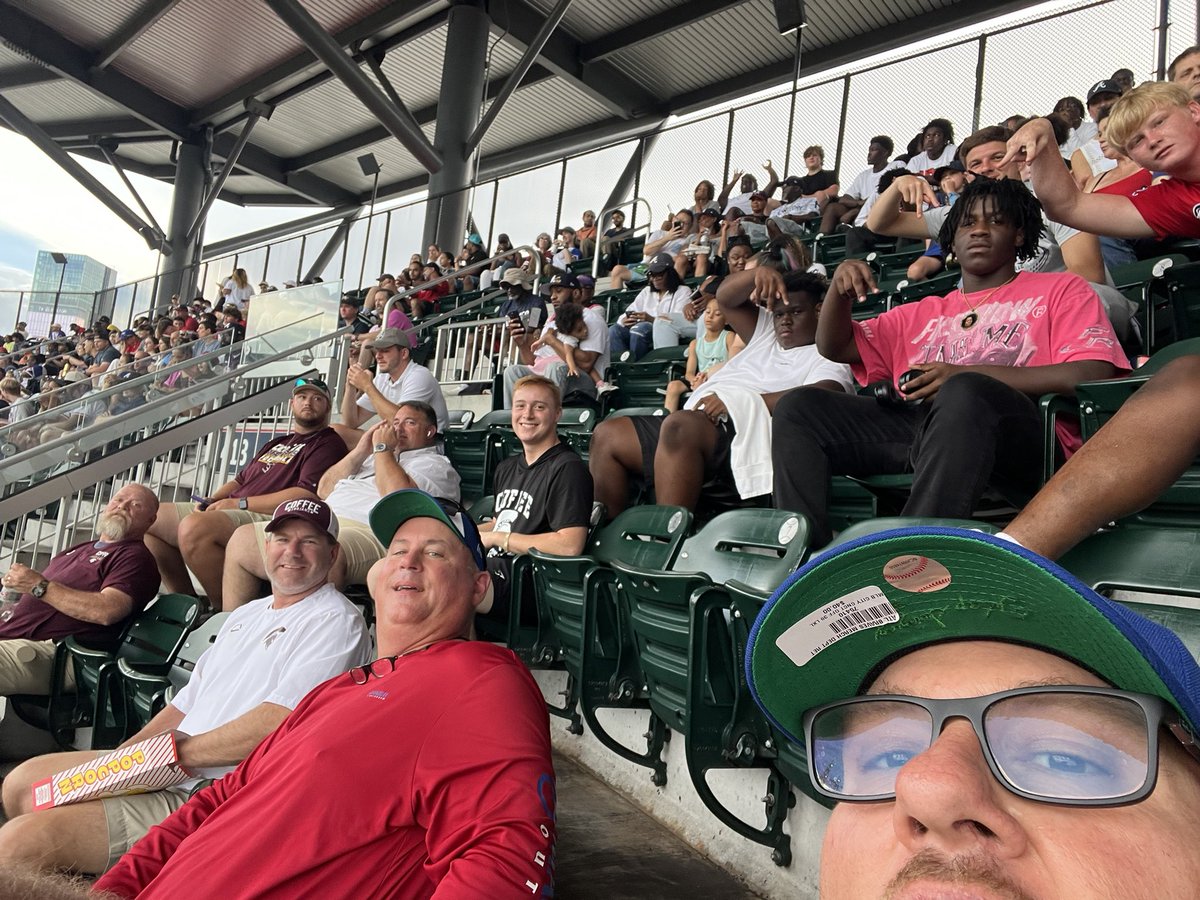 ZacBrayLex's tweet image. Trip to the Braves game w the Trojans during our OTA’s.