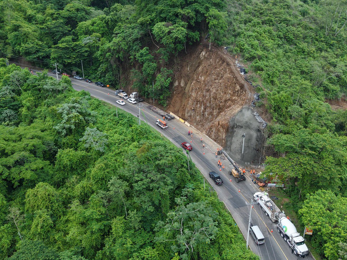Con el objetivo de garantizar la seguridad vial, esta tarde ejecutamos obras de protección en la carretera Panamericana, desde el desvío de Mercedes Umaña hasta el desvío de El Triunfo. ⚠️