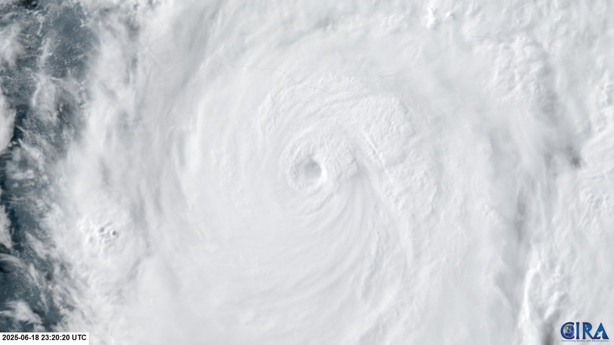 ¡Impresionante!
El ojo del #Huracán #Erick #Categoría2 en el #Pacífico en este momento. 🌎🛰️