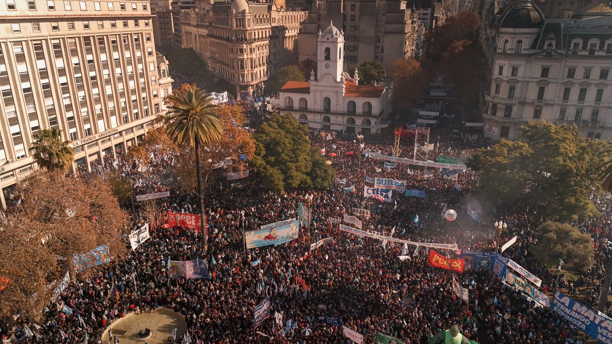 jonydelasillaok's tweet image. No nos han vencido.
Un millón de razones para seguir luchando.
#ArgentinaConCristina