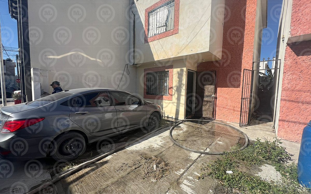 🔴 CORTOCIRCUITO CAUSA INCENDIO EN VIVIENDA DE NUEVO LAREDO

#NuevoLaredo | Un incendio al interior de una vivienda en la colonia Los Fresnos en Nuevo Laredo, dejó como saldo únicamente daños materiales, siendo la causa probable un cortocircuito, según informaron las autoridades