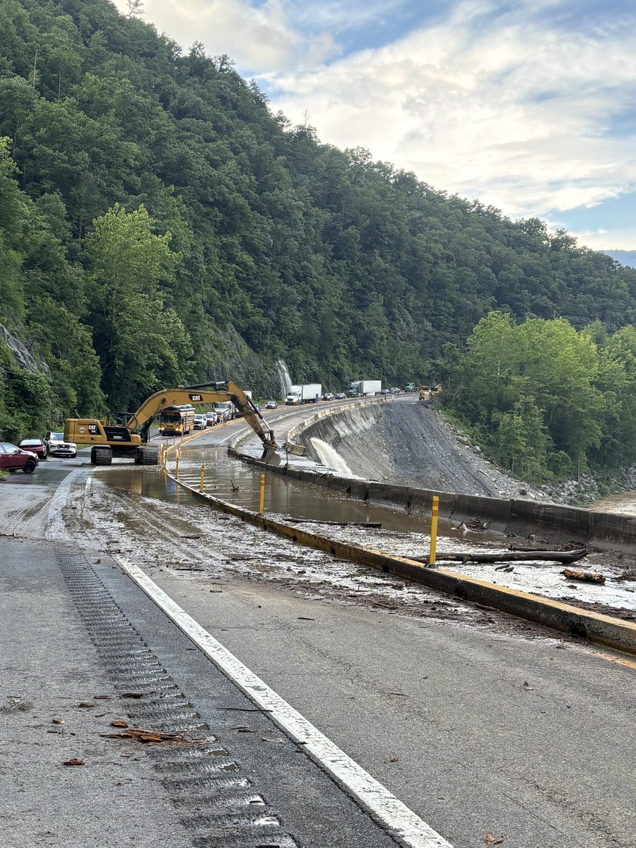 UPDATE || The Tennessee Department of Transportation reported all stuck traffic has been moved from the area. Crews are beginning to clear water and mud off of I-40. wbir.com/article/traffi… 

Photo credit: TDOT