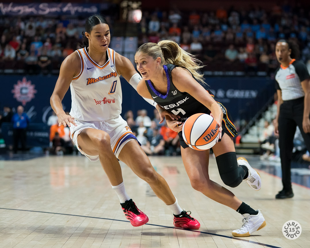 chrisphoto15's tweet image. The @PhoenixMercury are up 48-36 over the @ConnecticutSun at the half. Tune in for the second half.