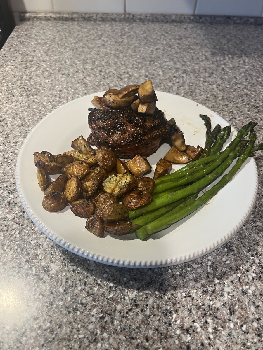 jsieve17's tweet photo. @FireHatchRubs CattleCrust Steak Rub for the win!  Bacon wrapped tenderloin, mushrooms, asparagus, and potatoes! @crappiedoc #steak https://t.co/O5DyP5SxFO