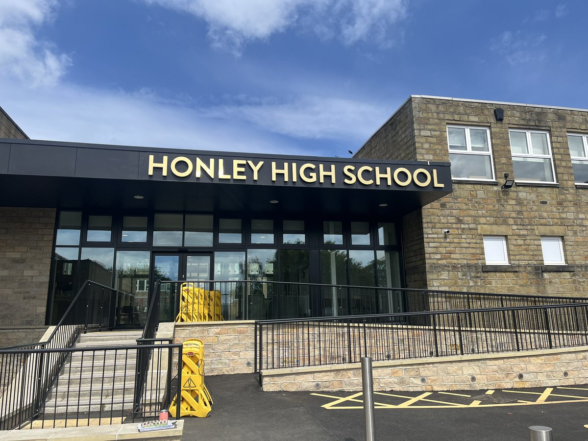 We’re proud to have crafted polished gold 3D letters in durable 316 stainless steel for Honley High School’s new entrance sign! 🌟 Designed to impress and built to last, this sign perfectly blends elegance and strength, making a statement for years to come.