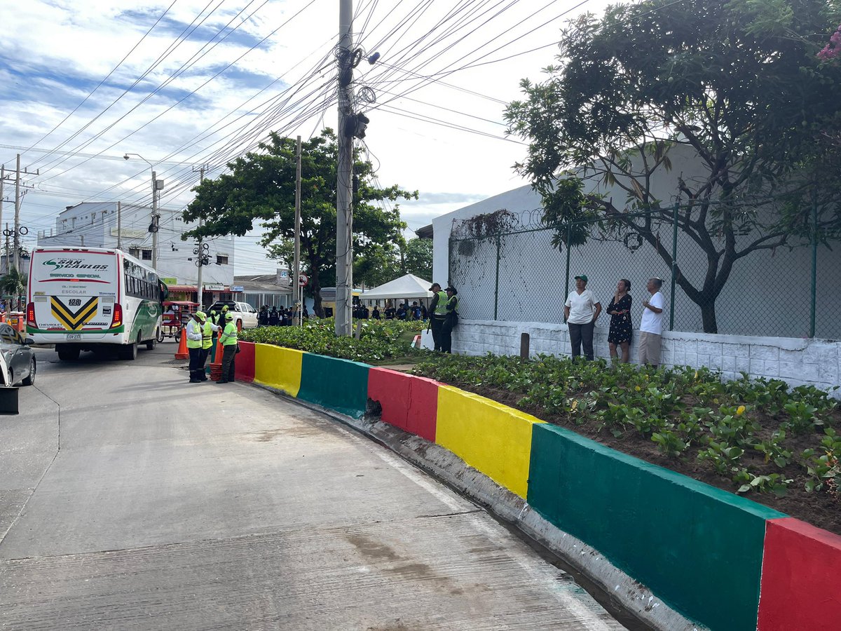 AlejandroChar's tweet photo. ¡Qué linda está quedando Barranquilla! Ya son 38 puntos críticos recuperados. 👏🏼

Llegamos a Las Flores para darle vida a un sector que por años se robó la tranquilidad de los residentes de este barrio.
De la mano de la comunidad, intervenimos 360 metros cuadros para que nuestra gente viva como se merece: tranquila, segura y que sienta orgullo por su entorno.

¡Porque cuando trabajamos en equipo por nuestros barrios, Barranquilla crece a otro nivel!