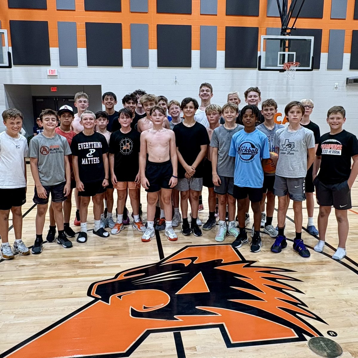 AledoMBB's tweet photo. MS open gym!!! These kids showed up and competed… future looks good! #Bearcatsbasketball #CTTP @AledoISD https://t.co/q0WIsmyPLM