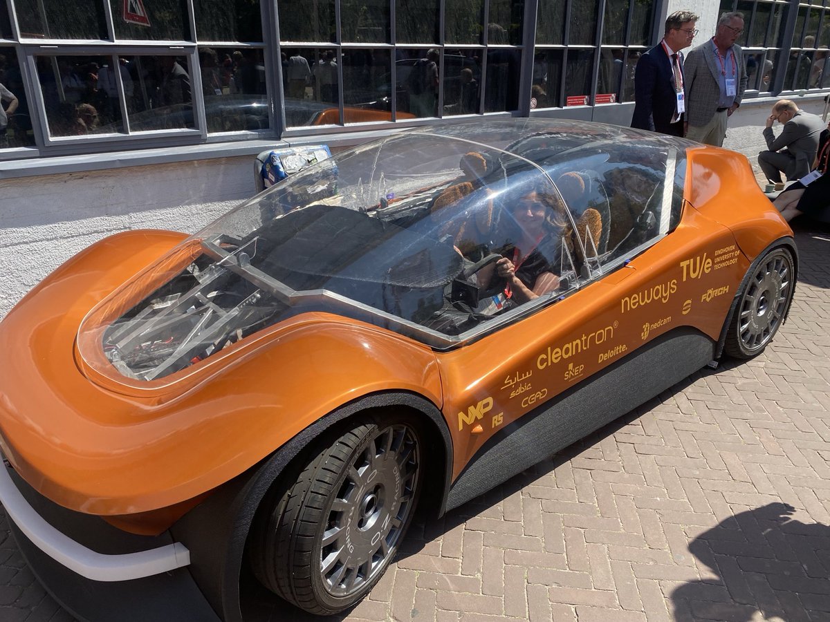 Op het #VNGcongres2025 viel #Phoenix op: een circulaire auto van TU/e-studenten, gemaakt van 75% herbruikbare materialen en met een draagbare, thuis-oplaadbare batterij.
Een mooi voorbeeld van duurzame mobiliteit en innovatie uit Brainport! #circulair #innovatie #samenwerken