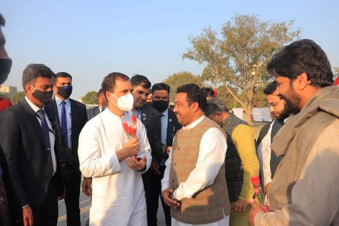 वो हर किसान की 'उम्मीद' है,
वो हर युवा का 'भरोसा' है,
वो देश की सच्ची 'आवाज़' है
वो मुश्किलों के इस दौर में
उम्मीदों का 'सूत्रधार' है ।

जननेता आदरणीय श्री राहुल गाँधी जी को जन्मदिन की हार्दिक बधाई एवं शुभकामनाएं। 

#HappyBirthdayRahul 
 GandhiJi 

Rahul Gandhi