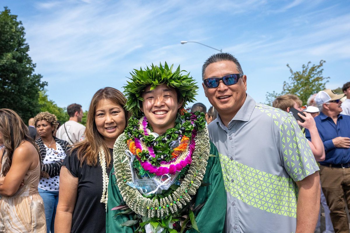 uoregon's tweet photo. Behind every Duck are loved ones cheering the loudest. 💚💛 
 
#DuckGrad25🎓 https://t.co/0SASjZatWD