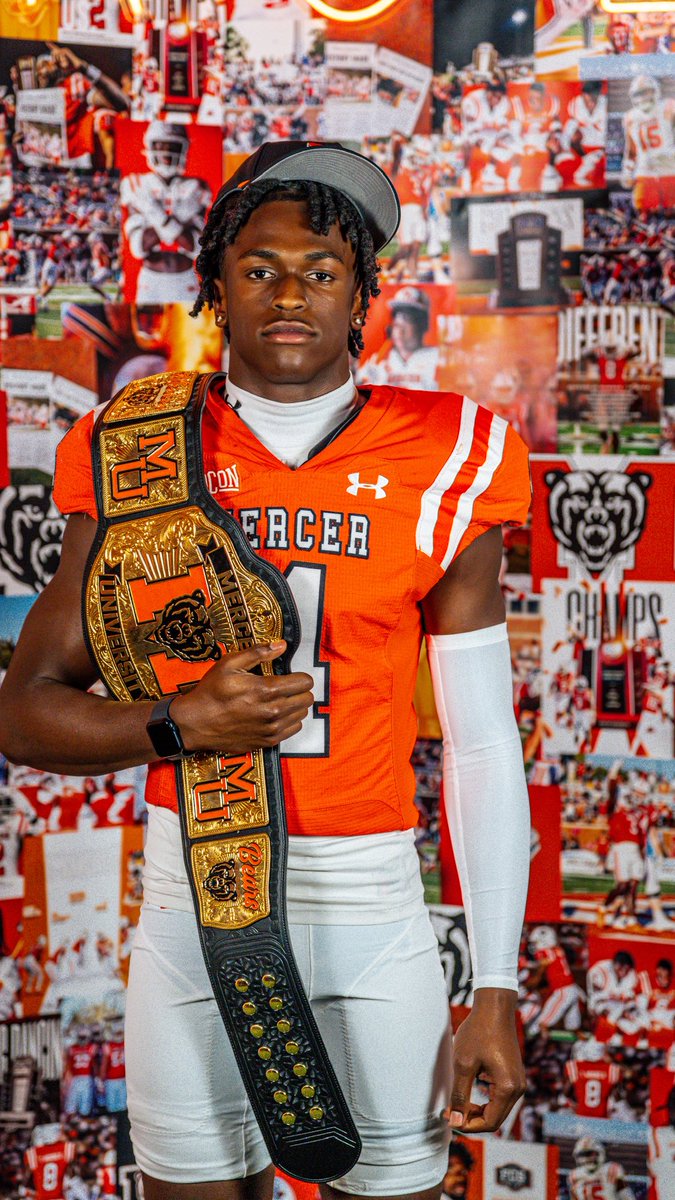 primetime_p4's tweet image. Thankful and extremely blessed for my visit @MercerFootball! Enjoyed my time on campus and had a chance to meet a great coaching staff! 🦈🦈#agtg @_CoachVega @CoachBrown24 @coach_mjacobs @CoachFigaro_MU @coachjeff26 @Clinte103 @CoachT_22