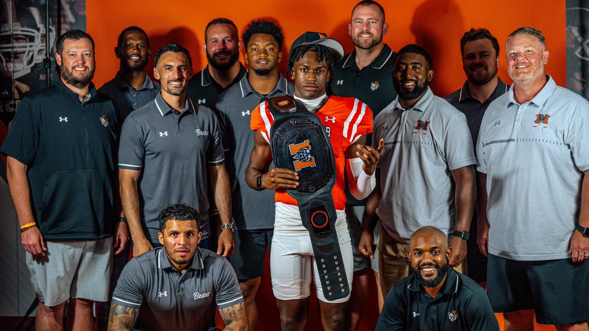 primetime_p4's tweet image. Thankful and extremely blessed for my visit @MercerFootball! Enjoyed my time on campus and had a chance to meet a great coaching staff! 🦈🦈#agtg @_CoachVega @CoachBrown24 @coach_mjacobs @CoachFigaro_MU @coachjeff26 @Clinte103 @CoachT_22