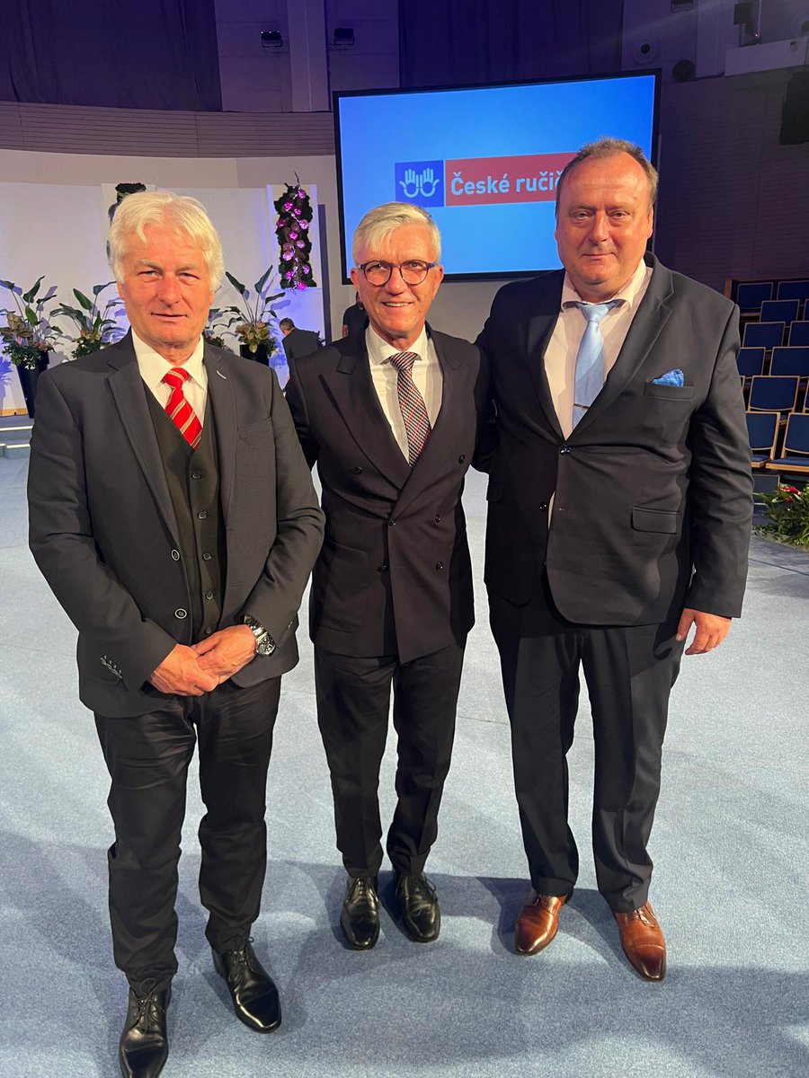 Dnes jsem mohl veřejně poděkovat duchovnímu otci soutěže České ručičky Josefovi Hyperovi a současnému předsedovi organizačního výboru Jiřímu Košťálovi, který od něho převzal pomyslné žezlo, za dlouhodobou spolupráci s Hospodářská komora České republiky,  a za podpis memoranda o