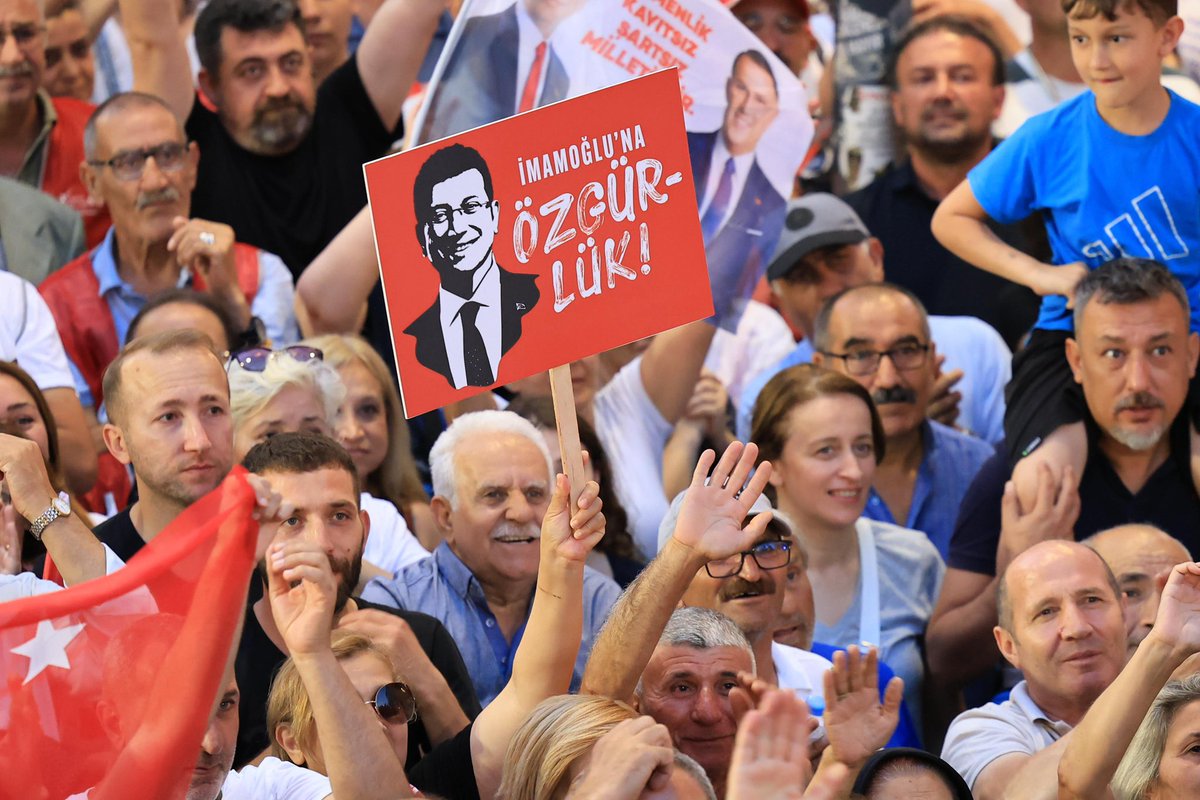 dk_imamoglu's tweet photo. Avcılar’da halk, iradesine sahip çıkmak için; adalet ve demokrasi için meydandaydı! Hiçbir baskı bizi korkutamaz, haklı taleplerimizi susturamaz. Geleceğimiz için dayanışmayla, cesaretle mücadele etmeye devam!
@eczozgurozel @CBAdayOfisi https://t.co/sXs1SCQLyJ