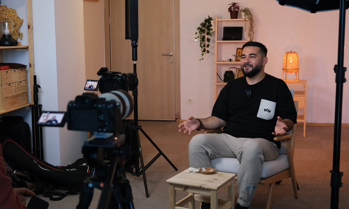 Bugün Saye Medya’da kıymetli 2 misafiri ağırladık. Hafız, Gassal ve Milli Rapçi Resul Aydemir “Misal” abi ve Genç TV Koordinatörü Abdullah Güner abi misafirimiz oldu. Medyaya, sanata ve camiaya dair lafladık biraz.

Stüdyomuzda, kameralar kayıttayken dönen muhteşem muhabbetin