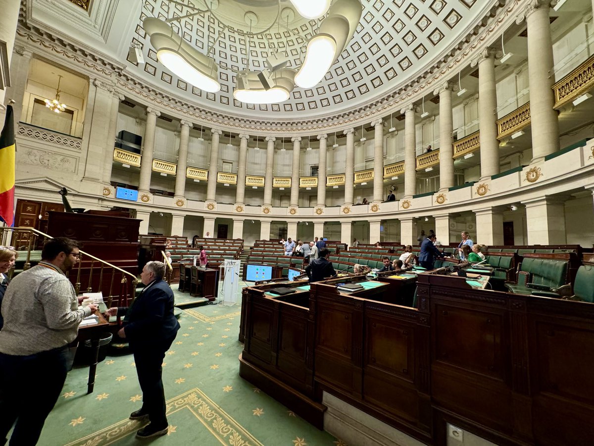 Opnieuw vervalt parlement in complete chaos:
De Wever krijgt ‘meerderheid’ niet meer samen om lamlendige #begroting verder te bespreken

Het slepen van de ‘meerderheid’ staat bijna symbool voor de staat van de begroting…

Op dit moment is er zelfs geen ‘meerderheid’

#DeKamer