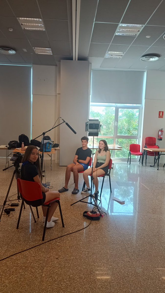 Jornada de convivencia de alumnado ayudante junto con los IES San Isidro y Arcipreste de Hita. Han preparado su aportación para FESCIGU 2025 con el asesoramiento de Gus, terminando la jornada con un chapuzón en la piscina municipal cortesía del Ayuntamiento de Azuqueca.