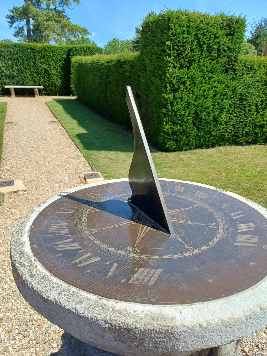 handsofmagic's tweet image. 11.22 on the dot ☀️⌛️