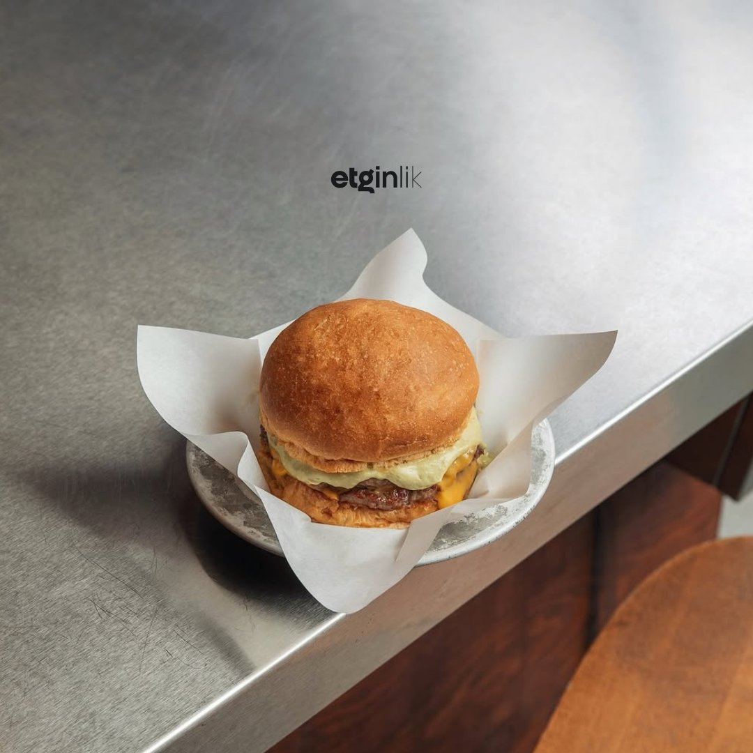 etginlik's tweet image. İstanbul'da kulaktan kulağa yayılan ve herkesin en iyi olduğunu iddia ettiği hamburgercilerini sizin için derledik.

İşte İstanbul'un en iyi hamburgerlerini hazırlayan restoranlar, atmosferleri, menüleri ve tüm detaylar. 👇🏼