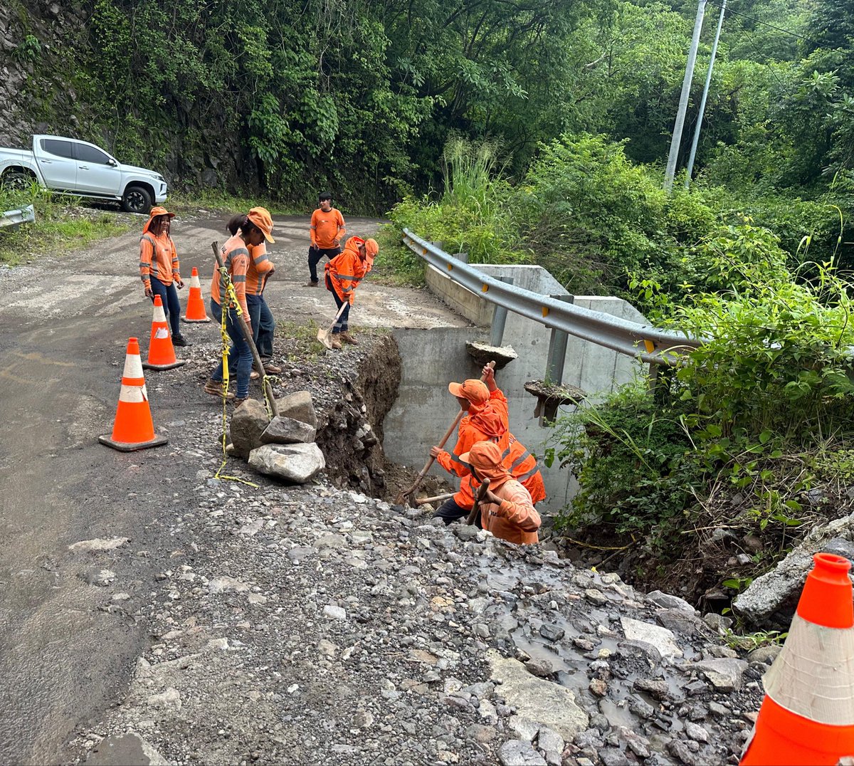 Ministerio de Obras Públicas (@obraspublicassv) on Twitter photo “Y en El Rosario, Morazán se formó una cárcava en una vía de tierra. Es una obra pequeña que se debe hacer, se está trabajando en uno de los carriles, en 72 horas se finalizarán los trabajos”, Ministro <a href="/RomeoHerrera1/">Romeo Rodríguez 🇸🇻</a>. “Y en El Rosario, Morazán se formó una cárcava en una vía de tierra. Es una obra pequeña que se debe hacer, se está trabajando en uno de los carriles, en 72 horas se finalizarán los trabajos”, Ministro <a href="/RomeoHerrera1/">Romeo Rodríguez 🇸🇻</a>.